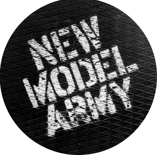 New Model Army Motiv 32 Anstecker mit Sicherheitsnadel Ø 25 mm