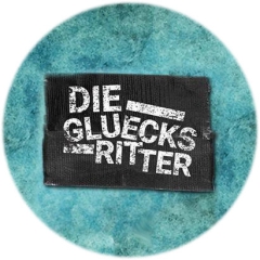 Gluecksritter, Die Gluecksritter Motiv 1 Anstecker mit Sicherheitsnadel Ø 25 mm