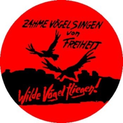 Zahme Vögel singen von Freiheit. Wilde Vögel fliegen! Anstecker mit Sicherheitsnadel Ø 25mm